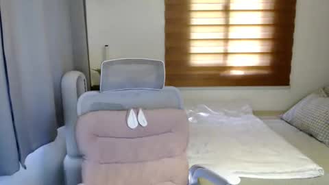 Snapshot of xxjulielovesyouxx chatting on November 16, 2025, 5:57 am July online show from November 16, 2025, 5:57 am