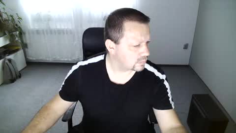 Snapshot of xxstrikerxx chatting on December 9, 2024, 12:19 pm Eddi online show from December 9, 2024, 12:19 pm
