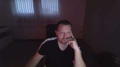 Snapshot of xxstrikerxx chatting on December 11, 2024, 7:09 am Eddi online show from December 11, 2024, 7:09 am