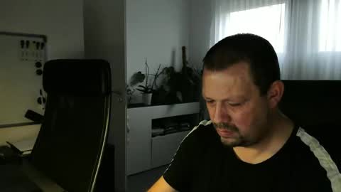 Snapshot of xxstrikerxx chatting on October 16, 2025, 5:52 am Eddi online show from October 16, 2025, 5:52 am