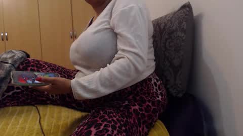 Snapshot of xxxbustybabe27x chatting on October 15, 2025, 8:53 pm Ayanda online show from October 15, 2025, 8:53 pm