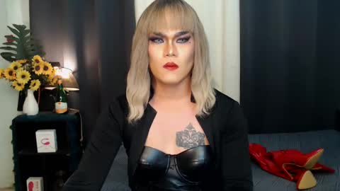 Snapshot of xyournightmarequeenx chatting on December 16, 2024, 2:15 am QueenMarina online show from December 16, 2024, 2:15 am