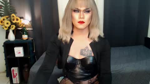 Snapshot of xyournightmarequeenx chatting on December 17, 2024, 10:43 pm QueenMarina online show from December 17, 2024, 10:43 pm