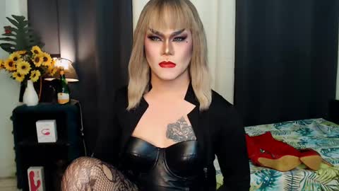 Snapshot of xyournightmarequeenx chatting on January 15, 2025, 7:34 pm QueenMarina online show from January 15, 2025, 7:34 pm