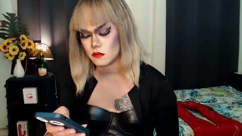 Snapshot of xyournightmarequeenx chatting on January 20, 2025, 9:43 pm QueenMarina online show from January 20, 2025, 9:43 pm