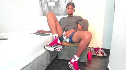 Sr. Y0ung Master online show from November 25, 2025, 2:44 am