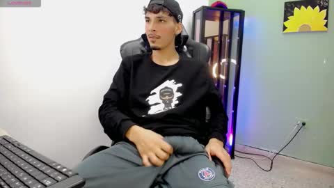 Snapshot of yankeee_ chatting on December 5, 2025, 4:32 am DANILO online show from December 5, 2025, 4:32 am