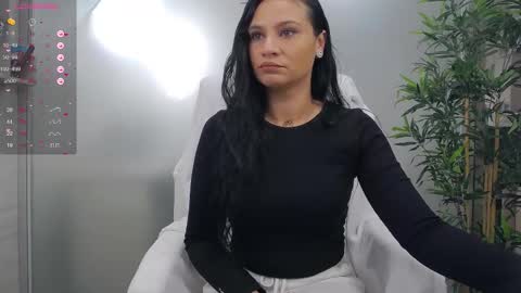 Snapshot of yaraxcox chatting on November 6, 2025, 4:35 am Yara online show from November 6, 2025, 4:35 am