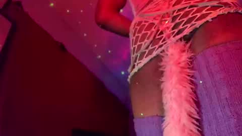 Ella Ts online show from October 31, 2025, 8:59 am