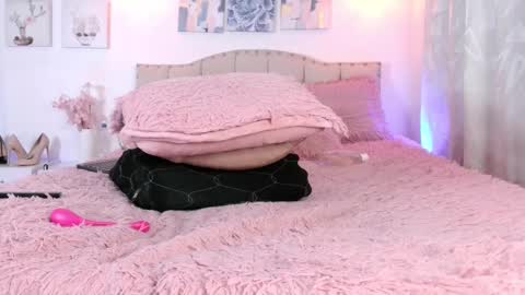 yellow_lily online show from March 1, 2025, 11:37 pm