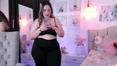 yellow_lily online show from March 12, 2025, 4:24 pm