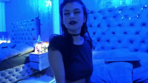 yiyisandoval online show from November 17, 2025, 8:47 pm