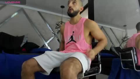 Yiyo online show from March 9, 2025, 4:55 pm