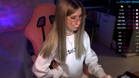 Snapshot of yngmilf_ chatting on December 8, 2024, 12:51 am online show from December 8, 2024, 12:51 am