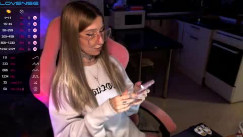 Snapshot of yngmilf_ chatting on December 9, 2024, 3:40 am online show from December 9, 2024, 3:40 am