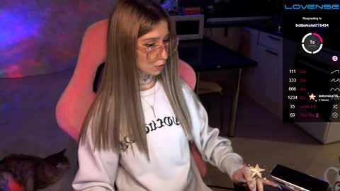 Snapshot of yngmilf_ chatting on December 10, 2024, 12:50 am online show from December 10, 2024, 12:50 am