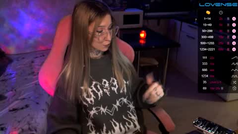 Snapshot of yngmilf_ chatting on December 15, 2024, 10:37 pm online show from December 15, 2024, 10:37 pm