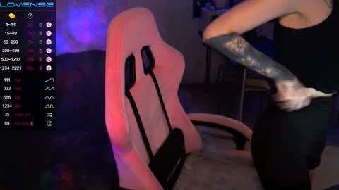Snapshot of yngmilf_ chatting on February 18, 2025, 8:58 pm online show from February 18, 2025, 8:58 pm