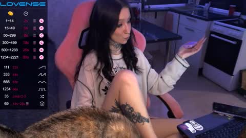 Snapshot of yngmilf_ chatting on October 5, 2025, 8:18 pm online show from October 5, 2025, 8:18 pm