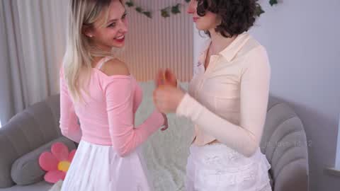 Elizabeth brunette -- Darline blonde  online show from December 14, 2024, 7:29 am