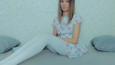 Snapshot of your_caramelka chatting on January 18, 2025, 7:17 am Lily online show from January 18, 2025, 7:17 am