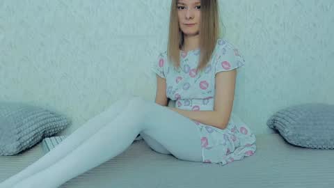 Snapshot of your_caramelka chatting on January 19, 2025, 5:37 am Lily online show from January 19, 2025, 5:37 am