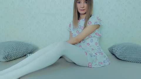 Snapshot of your_caramelka chatting on March 4, 2025, 4:49 am Lily online show from March 4, 2025, 4:49 am