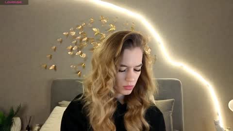 Jessica Loyd online show from February 1, 2025, 2:58 am