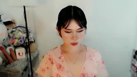 PrettyElla online show from November 21, 2025, 12:15 pm