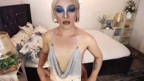 Snapshot of yourlivingonurdream chatting on November 11, 2025, 4:40 pm -- online show from November 11, 2025, 4:40 pm