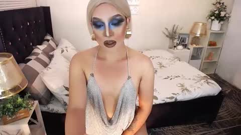 Snapshot of yourlivingonurdream chatting on November 15, 2025, 3:15 am -- online show from November 15, 2025, 3:15 am