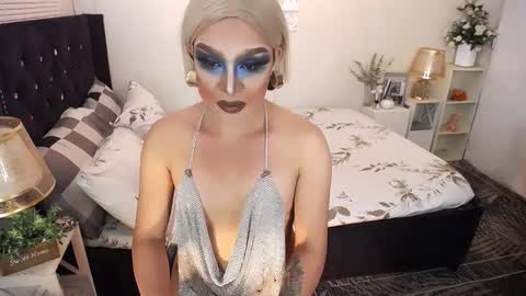 Snapshot of yourlivingonurdream chatting on November 17, 2025, 2:28 am -- online show from November 17, 2025, 2:28 am