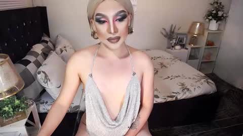 Snapshot of yourlivingonurdream chatting on November 19, 2025, 10:15 am -- online show from November 19, 2025, 10:15 am