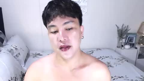 Snapshot of yourlivingonurdream chatting on November 26, 2025, 9:43 am -- online show from November 26, 2025, 9:43 am