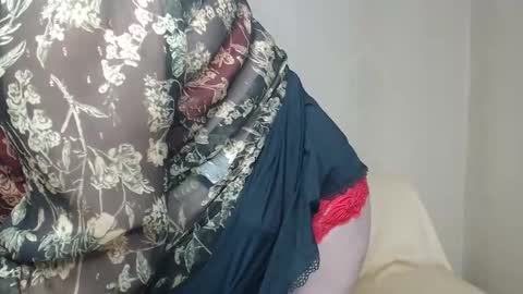 Snapshot of yourmilf4love chatting on October 1, 2025, 3:51 pm lANA online show from October 1, 2025, 3:51 pm