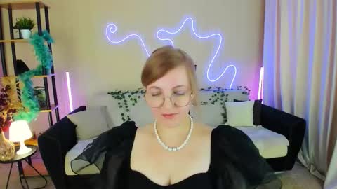 Snapshot of youruniverser chatting on November 9, 2025, 9:18 am Alice online show from November 9, 2025, 9:18 am