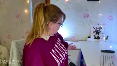 Polly online show from December 2, 2025, 2:12 pm