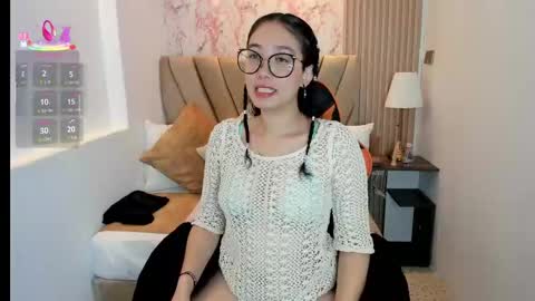 Snapshot of yuna__min chatting on October 4, 2025, 12:03 pm Yuna  online show from October 4, 2025, 12:03 pm