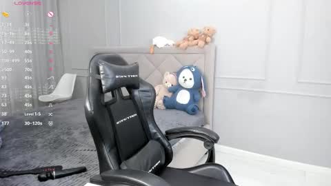 yunleah online show from September 23, 2025, 1:41 am