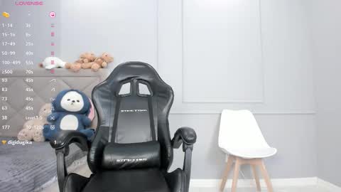 yunleah online show from November 7, 2025, 1:22 pm