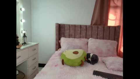 Snapshot of zaraquiinn chatting on February 18, 2025, 8:03 pm ZaraQuiinn online show from February 18, 2025, 8:03 pm