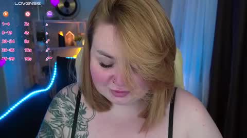 Snapshot of zarareign_ chatting on March 5, 2025, 9:26 pm Lola online show from March 5, 2025, 9:26 pm