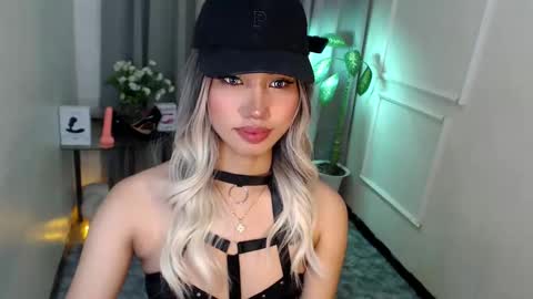 zelainalovetocum online show from March 12, 2025, 9:24 pm