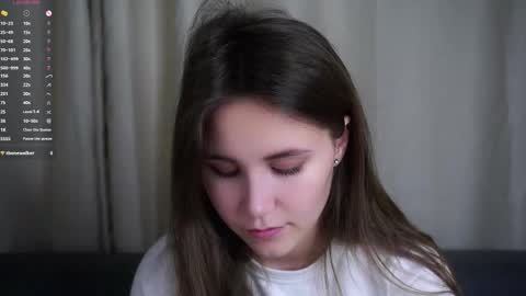 Snapshot of zeldaes chatting on November 11, 2025, 11:49 pm Emilia online show from November 11, 2025, 11:49 pm