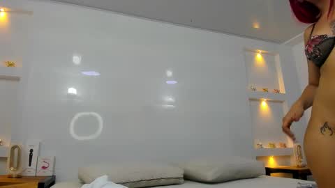 Zenda Evans online show from November 10, 2025, 4:00 am