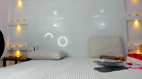 Zenda Evans online show from November 24, 2025, 3:39 am