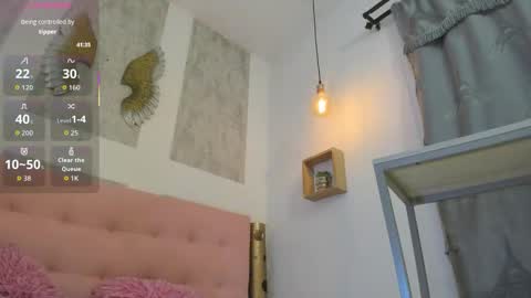 ZHAMIRA  ANDRES online show from September 28, 2025, 9:31 pm