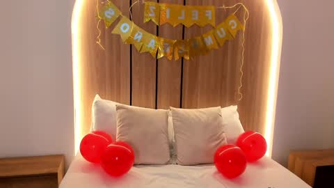 Zoe  online show from November 10, 2025, 12:26 pm