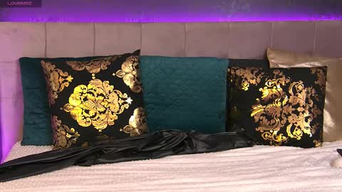 ZoeMesmerize online show from March 5, 2025, 4:02 am