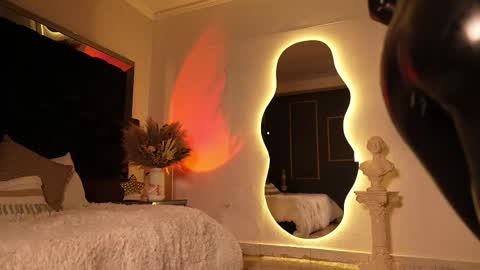 zoevidal_ online show from October 11, 2025, 11:53 am